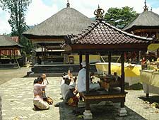 �E�����_�k�E�u���^�����@�̌��n�̐l�̂��Q��̗l�q