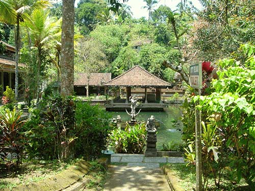 グヌンカウィ・スパトゥ寺院の聖なる泉を臨む