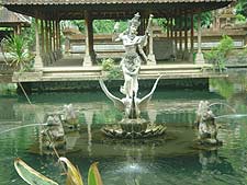 グヌンカウィ・スパトゥ寺院の女神像の立つ聖なる泉