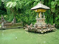 グヌンカウィ・スパトゥ寺院の聖なる泉