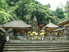 グヌンカウィ・スパトゥ寺院の中