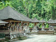 グヌンカウィ・スパトゥ寺院の中