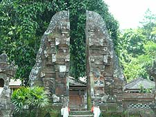 グヌンカウィ・スパトゥ寺院の割れ門