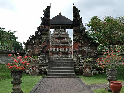 割れ門の向こうにバレ・クルクルが見えます