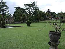 ここは、現地の人たちが一杯来ます