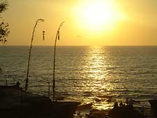 タナロットの海に沈む夕日