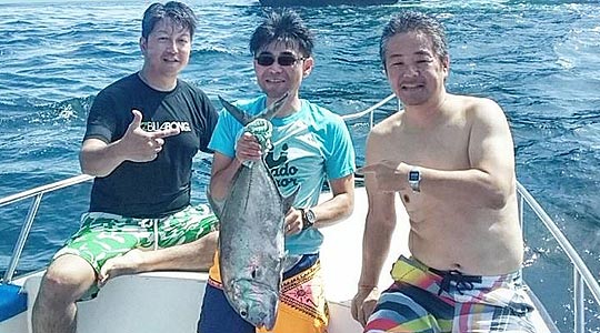 レンボンガン島でジギングフィッシング